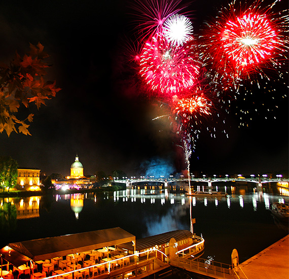 Feux d’artifice au-dessus d’un dôme au bord de l’eau