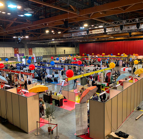 Hall d’exposition avec allées, stands et ballons