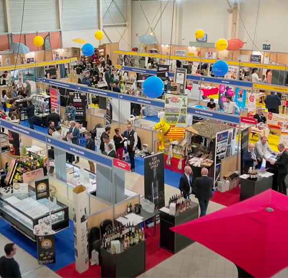 Hall d’exposition avec stands de vins et de produits